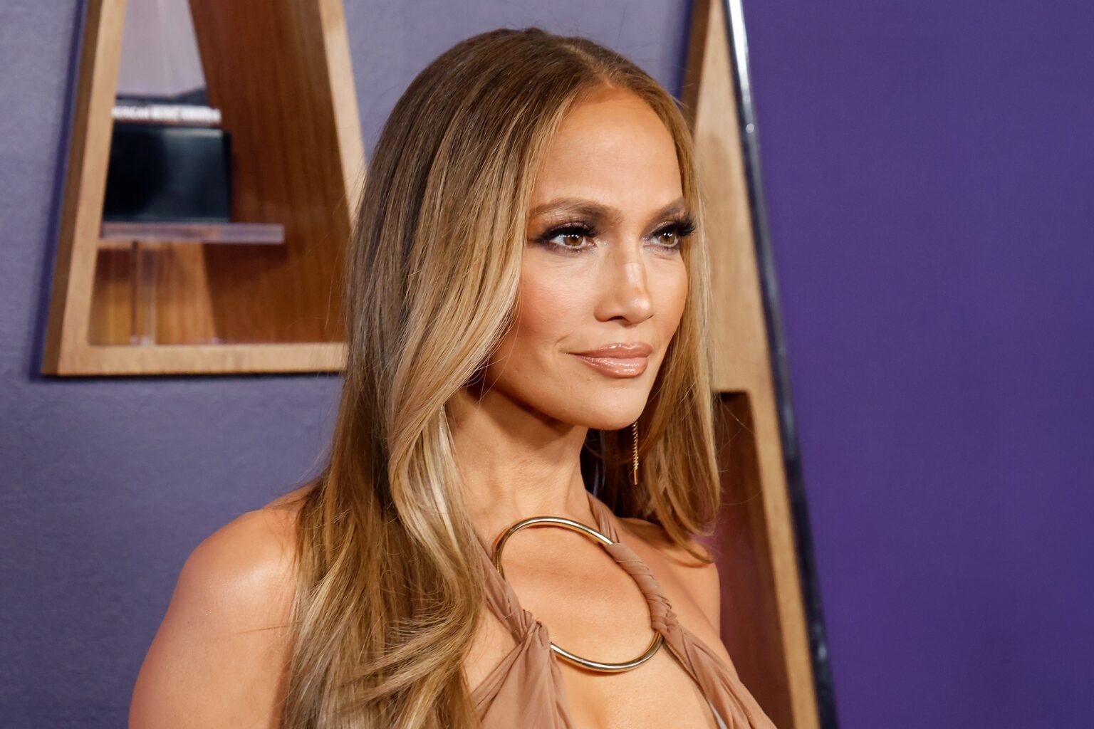 «Вязаное безумие»: Джей Ло надела самый необычный кардиган, который обсуждают все (ФОТО)