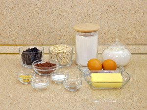 Шоколадное печенье с овсяными хлопьями и вяленой вишней