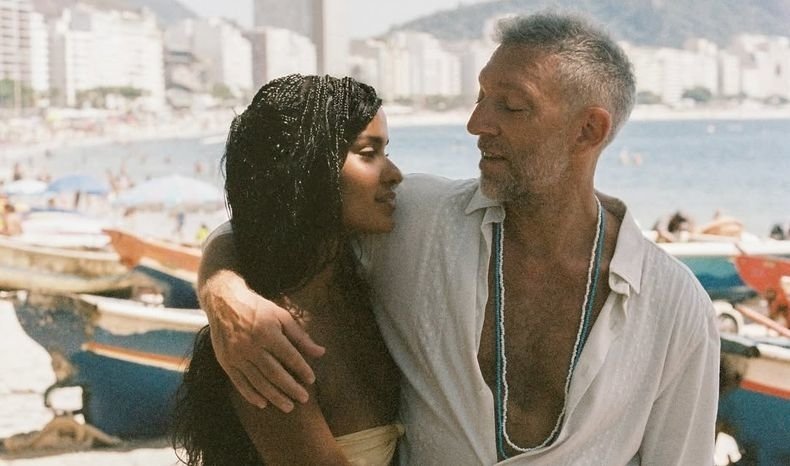 Молодая избранница Венсана Касселя похвасталась фотосессией на берегу моря