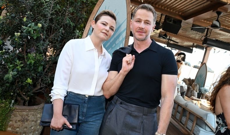 Звезды «Однажды в сказке» Даллас и Гудвин впервые вышли на публику с детьми