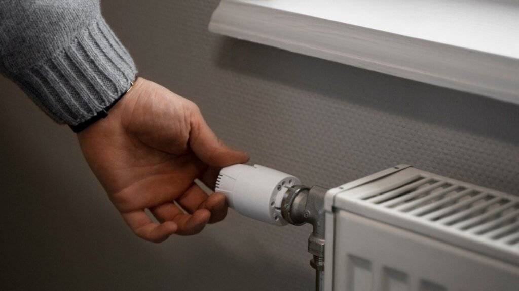Самый дешевый способ подогреть дом: просто положите это за батарею