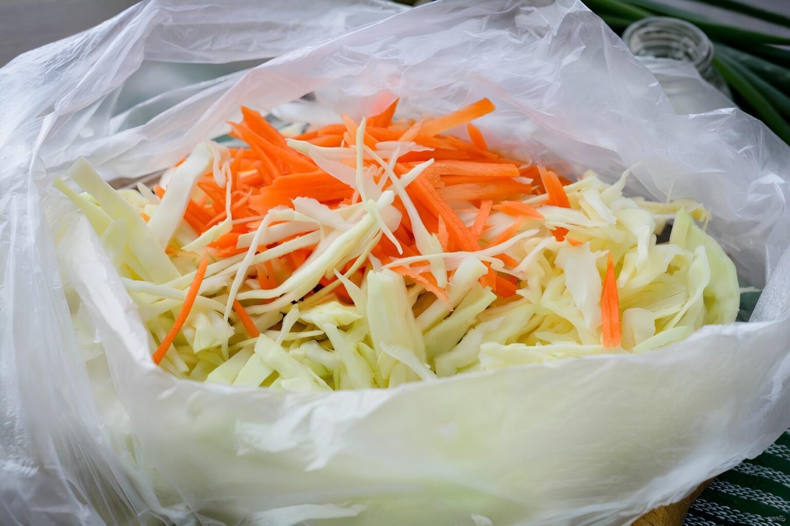 Просто сложите все в пакет: этой квашеной капустой можно лакомиться уже через 2 дня (РЕЦЕПТ)