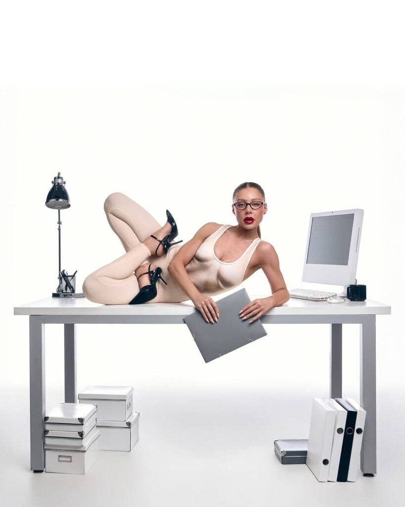 40-летняя Тина Кароль поразила растяжкой на столе: новые откровенные фото певицы