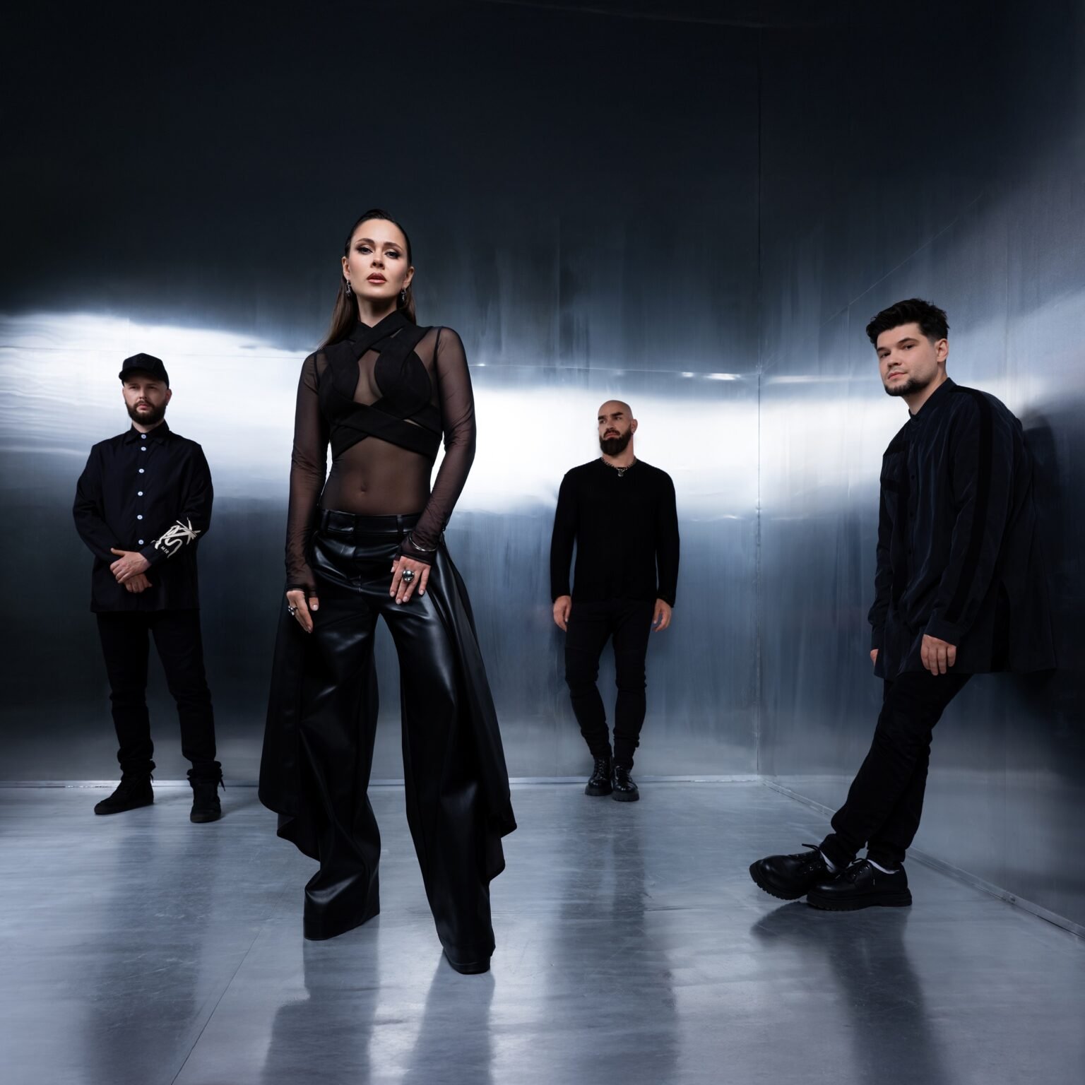 «Разрушительное Я» на свободе: группа The Hardkiss представила взрывной клип на трек «AiAiAi» (ВИДЕО)