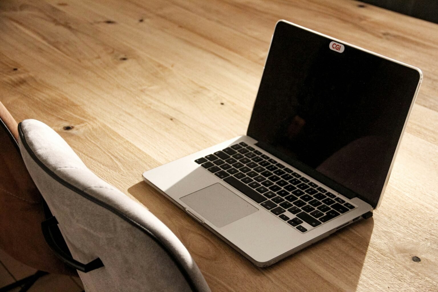 Почему украинцы заклеивают камеры ноутбуков, но не смартфонов: неожиданная правда о цифровой безопасности