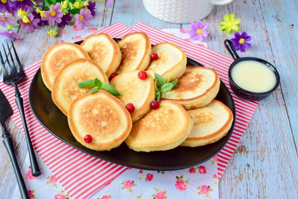 Из-за этой ошибки оладьи становятся “резиной”: что обязательно делать с кефиром