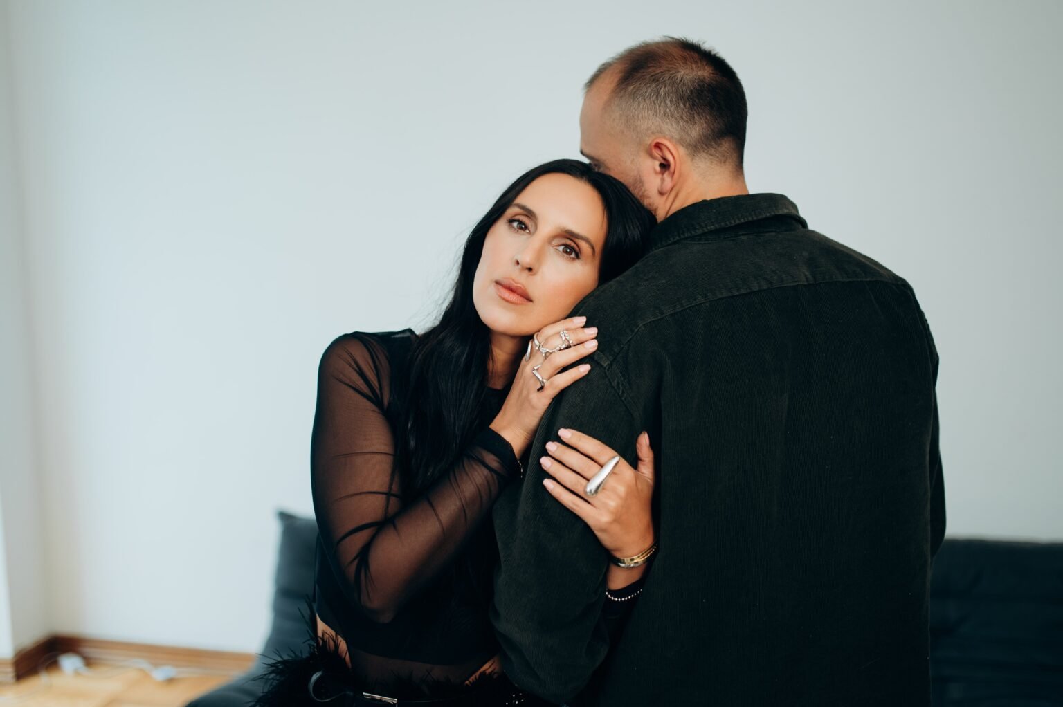 Джамала объединила известные украинские пары в нежном клипе на новый трек “Обіймай” (ВИДЕО)