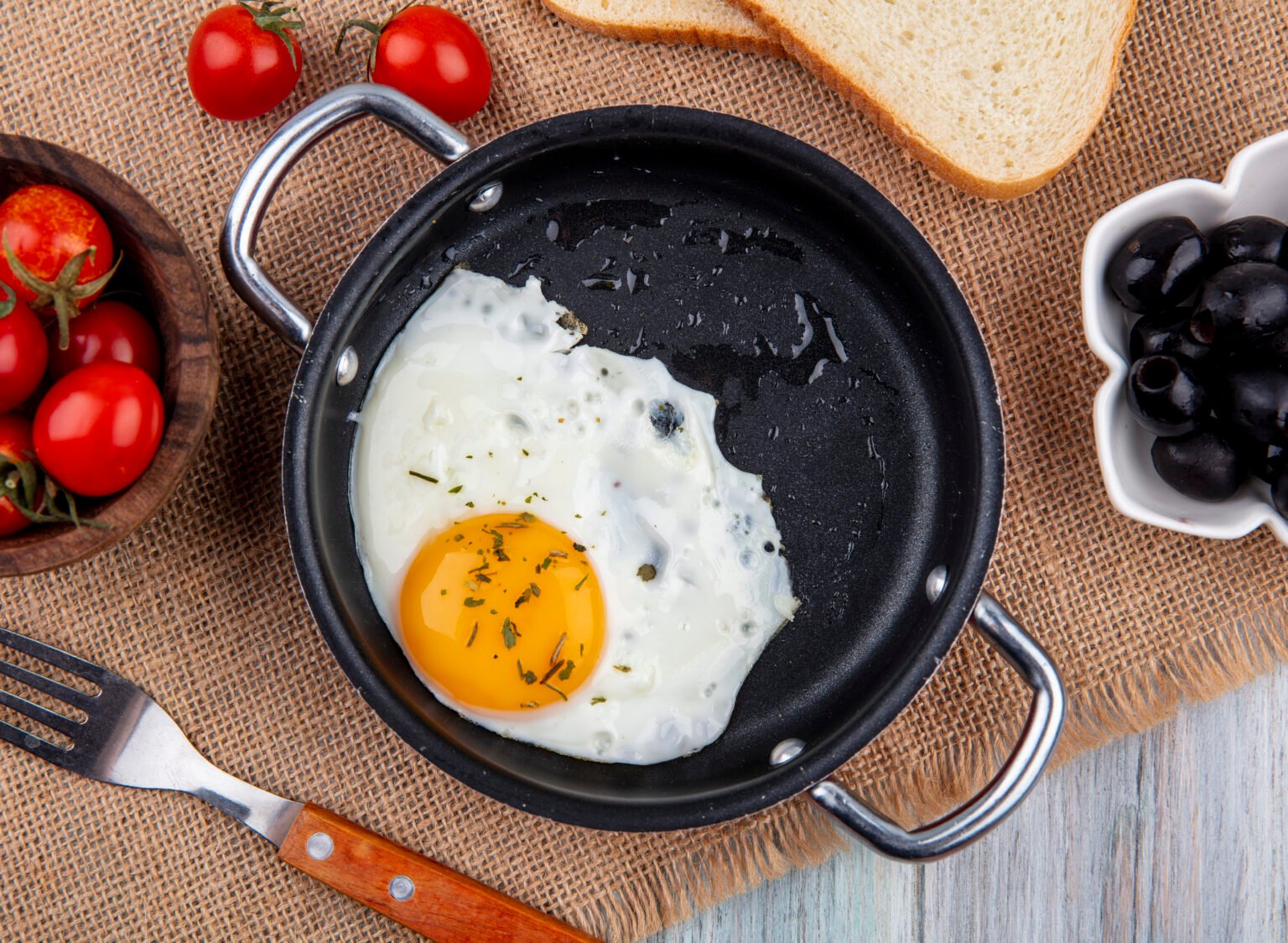 Идеальную яичницу можно приготовить без сковороды: быстрый лайфхак без грязной посуды