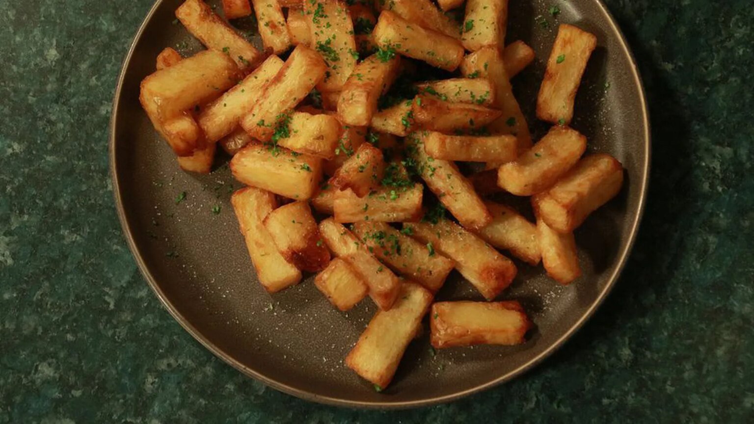 Забудьте о литрах масла: что сделать с картофелем, чтобы пожарить его в нескольких ложках