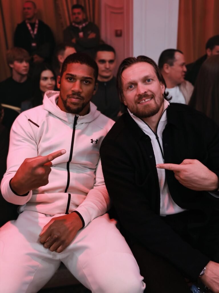 Такого никто не ожидал: Александр Усик сделал роскошный подарок бывшему сопернику за тысячи долларов (ФОТО, ВИДЕО)