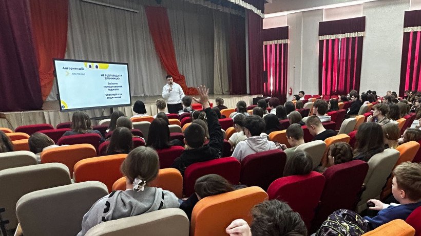 Діти навчають дітей: 100 підлітків Київщини готуються проводити уроки з онлайн-безпеки