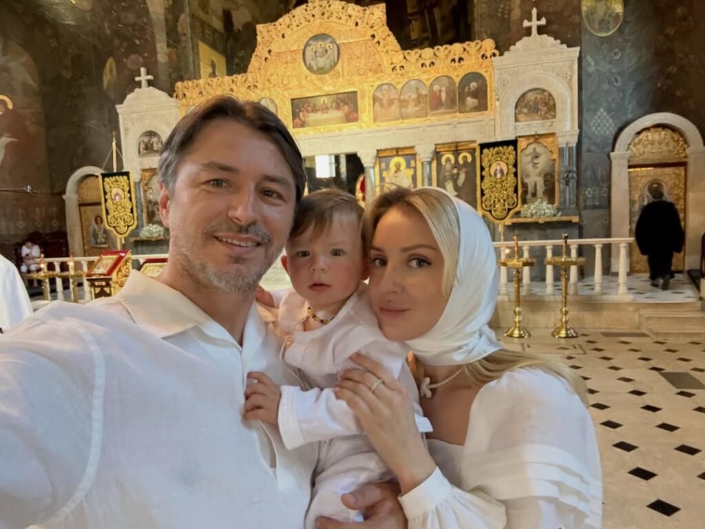Притула крестил маленького сына в поврежденной Лавре и впервые показал его лицо (ФОТО)