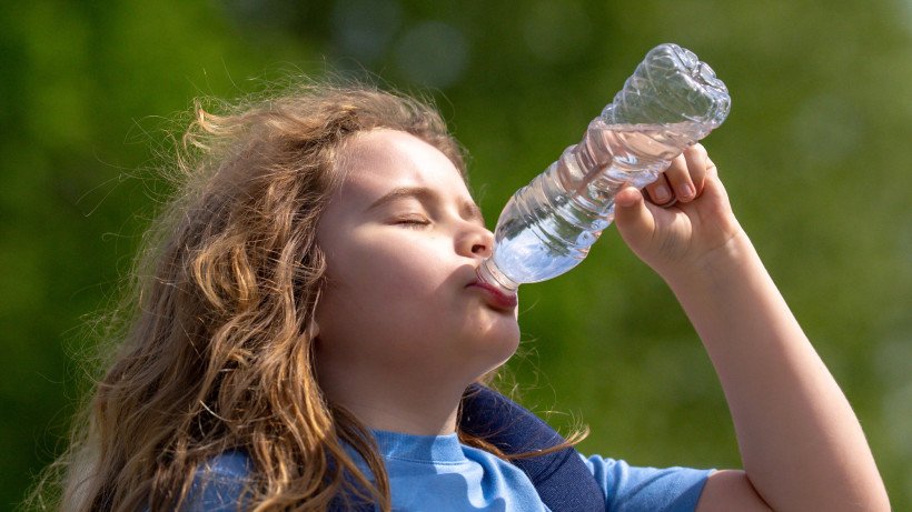 Скільки води насправді потрібно випивати в спеку і чи варто змушувати дитину пити