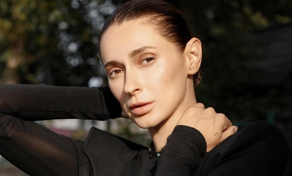 Tayanna устроила фотополет над пирсом с голой спиной
